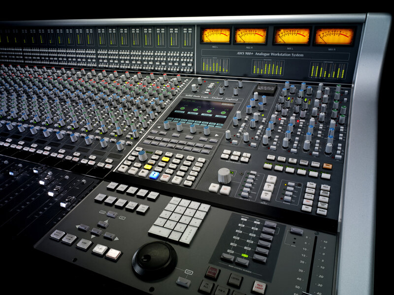 Audio mixing console
