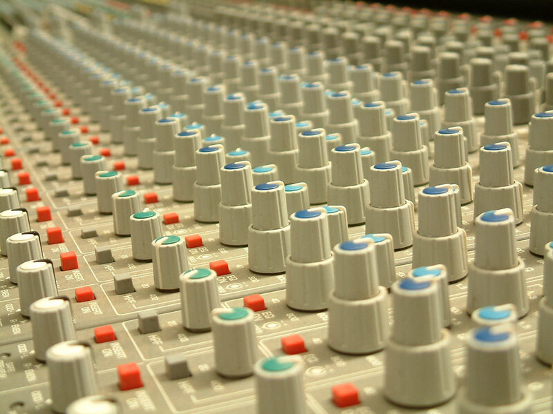 Audio mixing console