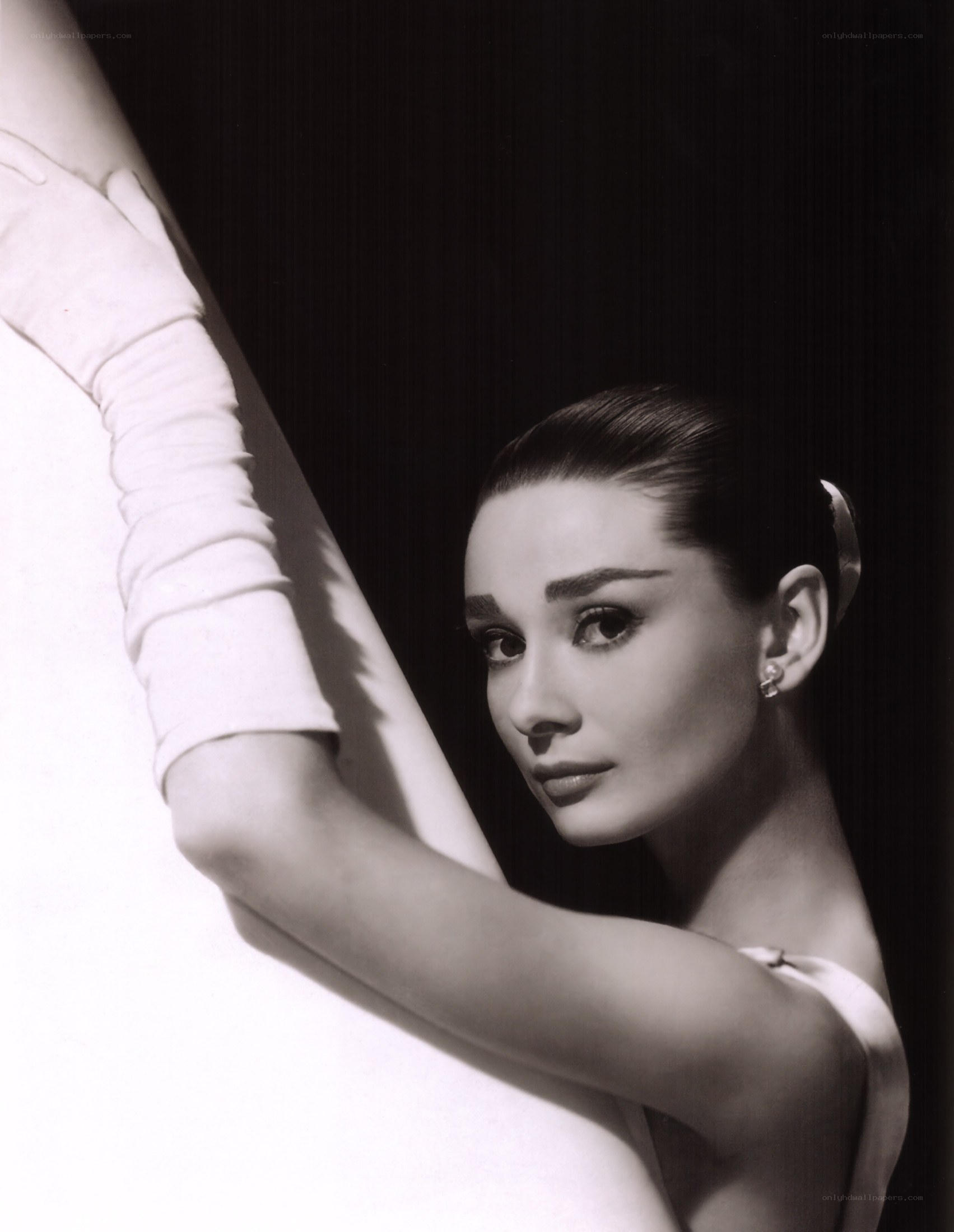 Audrey Hepburn in ballet pose