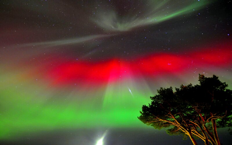 Aurora Borealis Display — Green, Dramatic, Night, Photograph