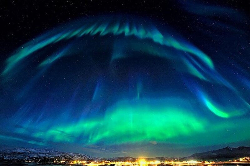 Aurora Borealis Display — Green, Dramatic