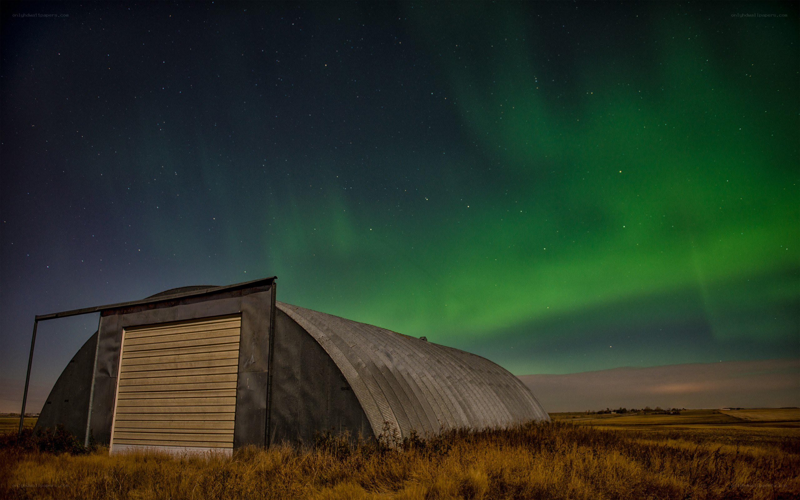 Aurora borealis over a barn