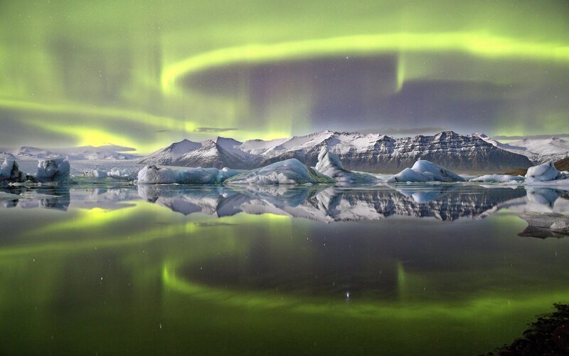 Aurora Borealis over Icebergs — Green, Serene