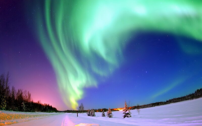 Aurora Borealis over Snow — Green, Dramatic