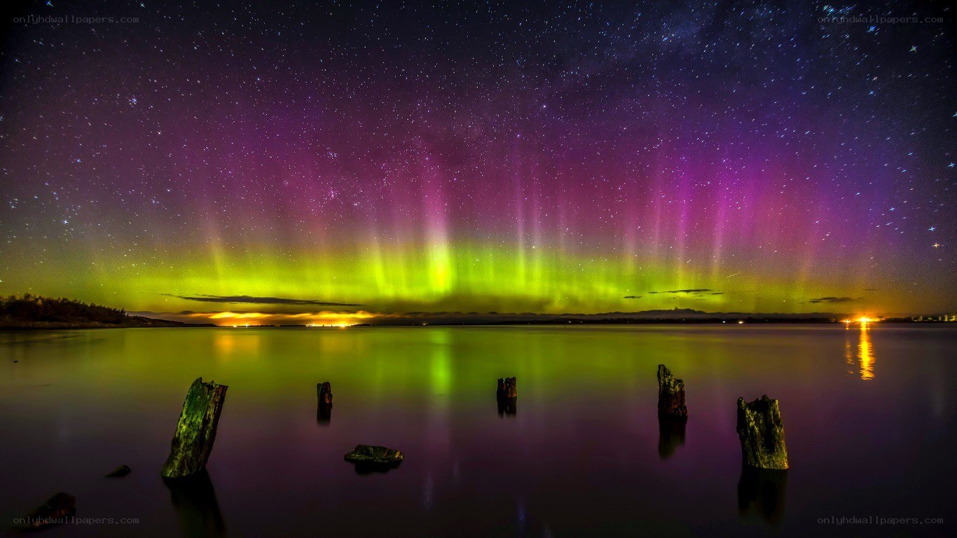 Aurora borealis over water