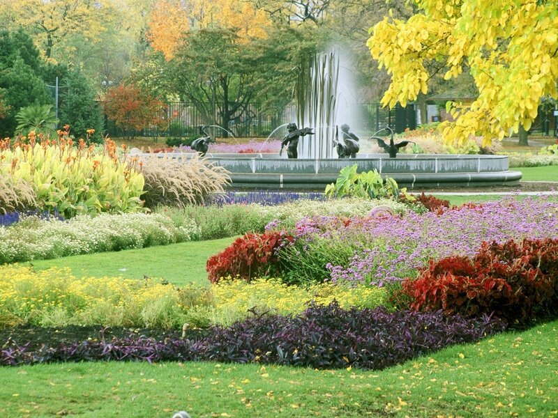 Autumn garden with fountain