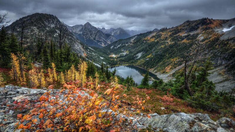 Autumn Mountain Lake — Green