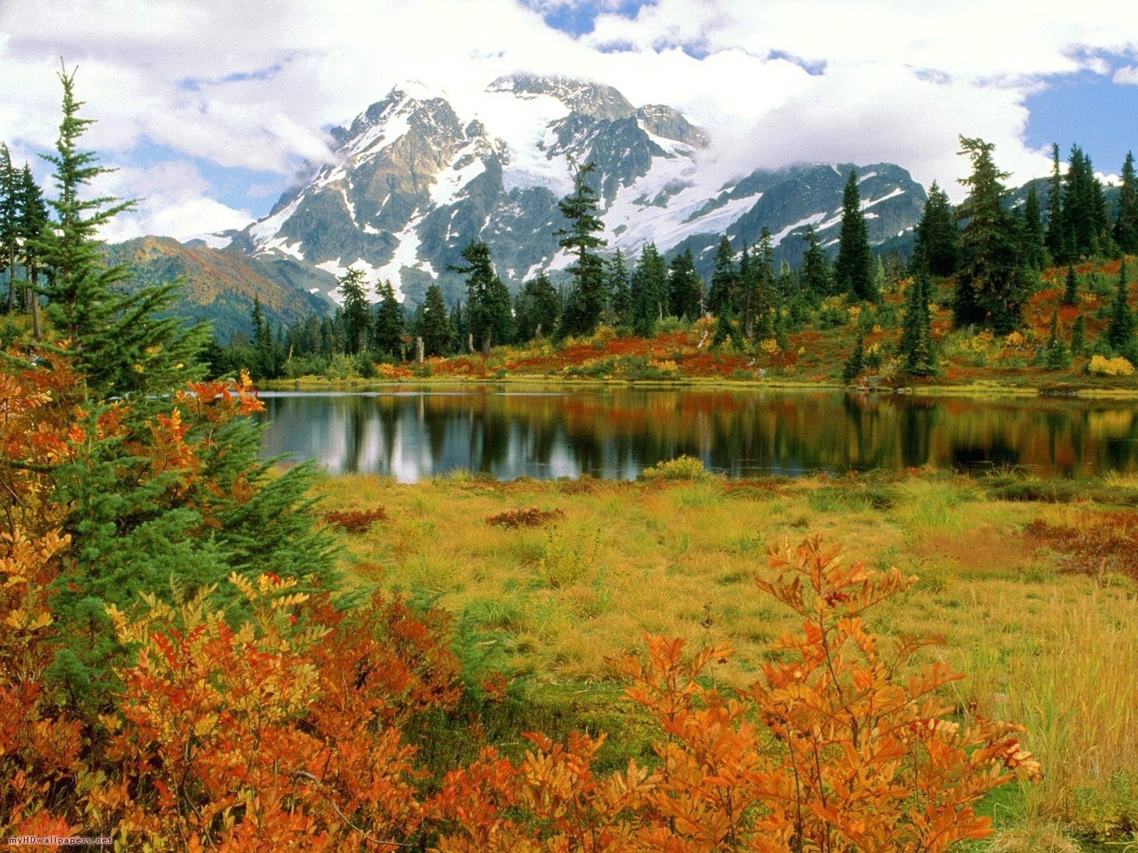 Autumn mountain lake scenery