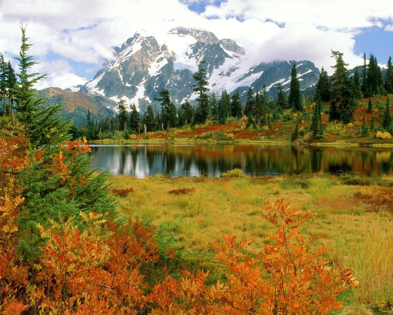 Autumn mountain lake scenery