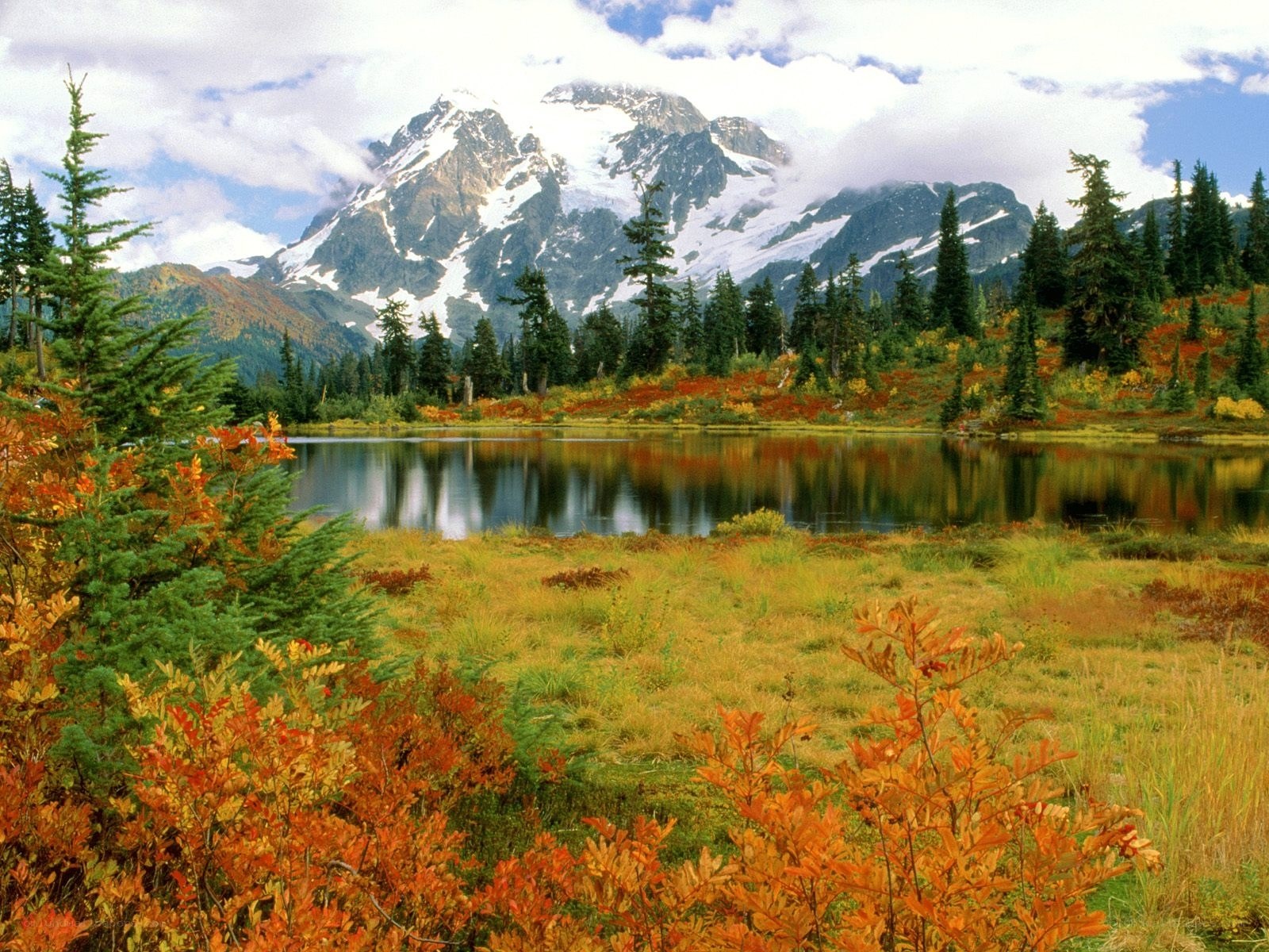 Autumn mountain lake scenery