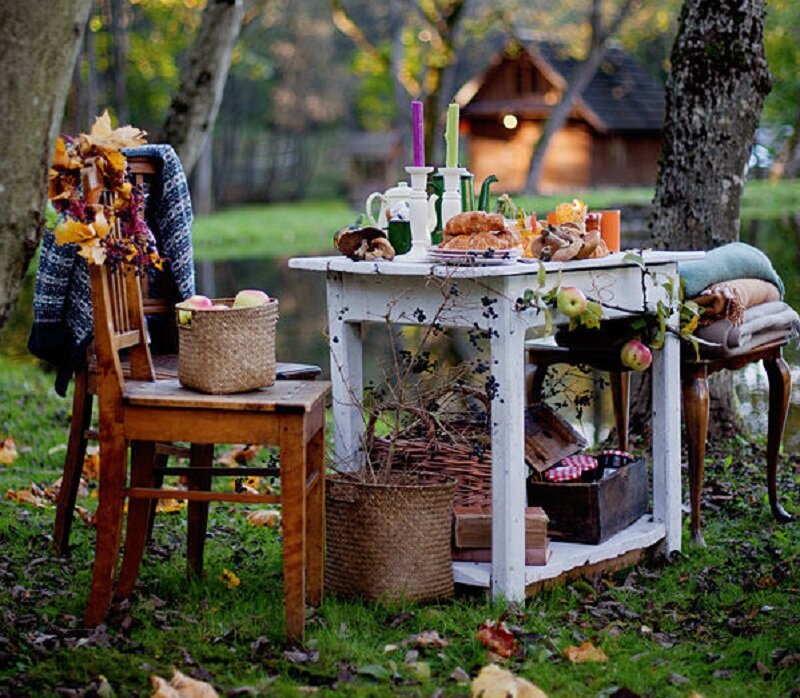 Autumn Picnic Table — White