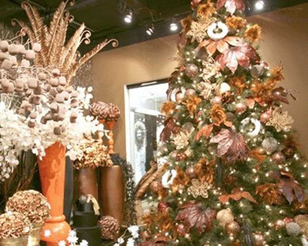 Autumn-themed Christmas tree display