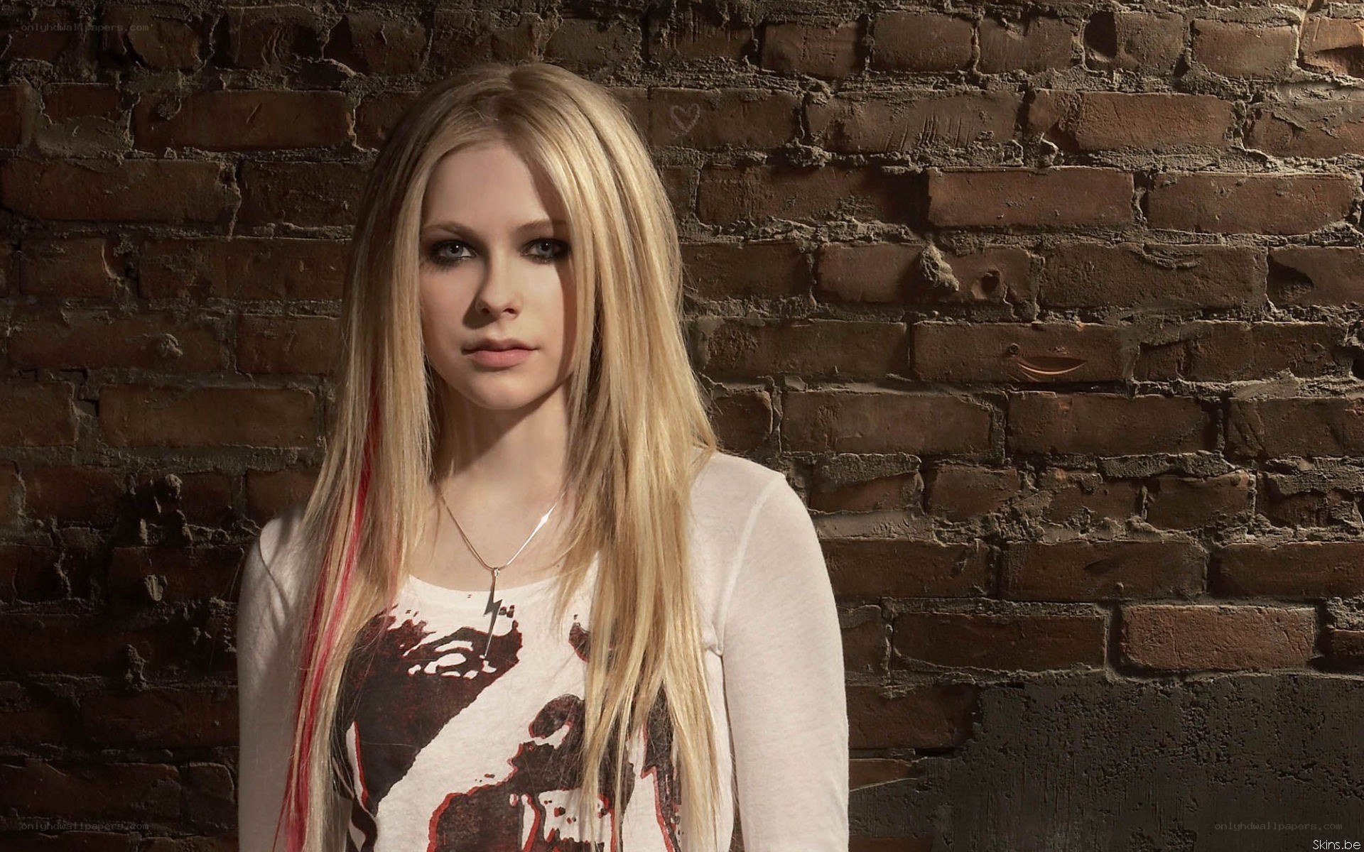 Avril Lavigne against brick wall