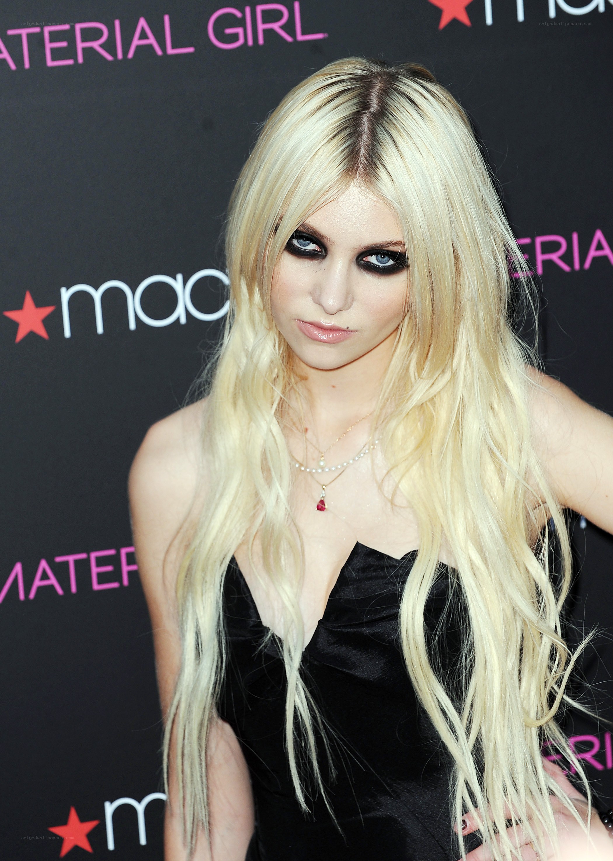 Avril Lavigne at event