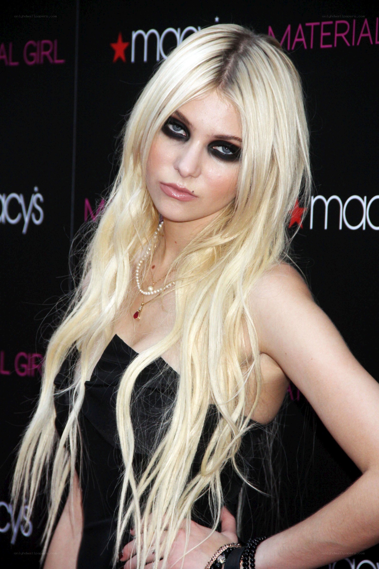 Avril Lavigne at event