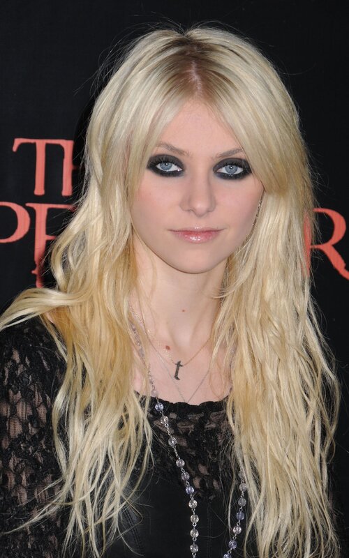 Avril Lavigne at event