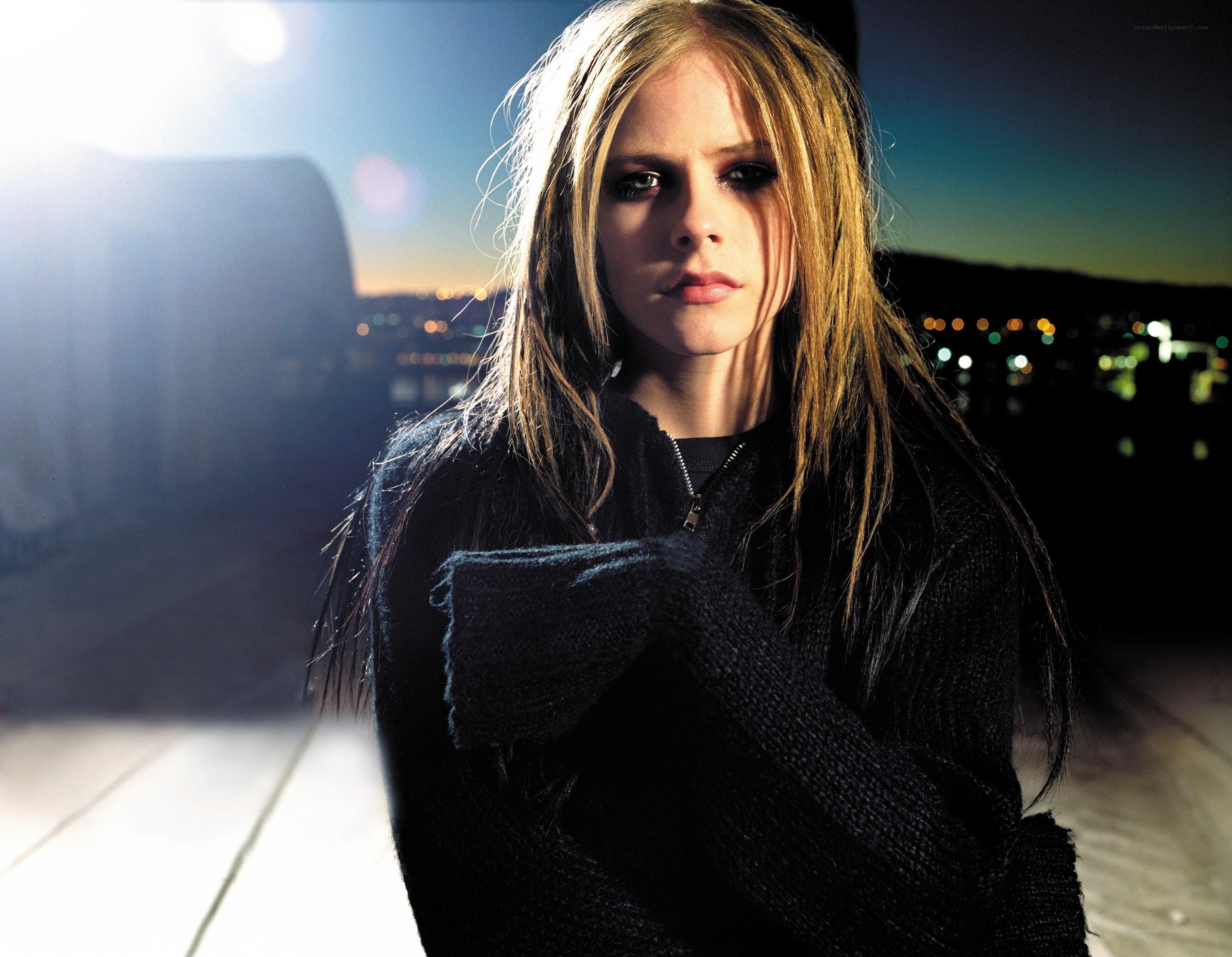 Avril Lavigne at night