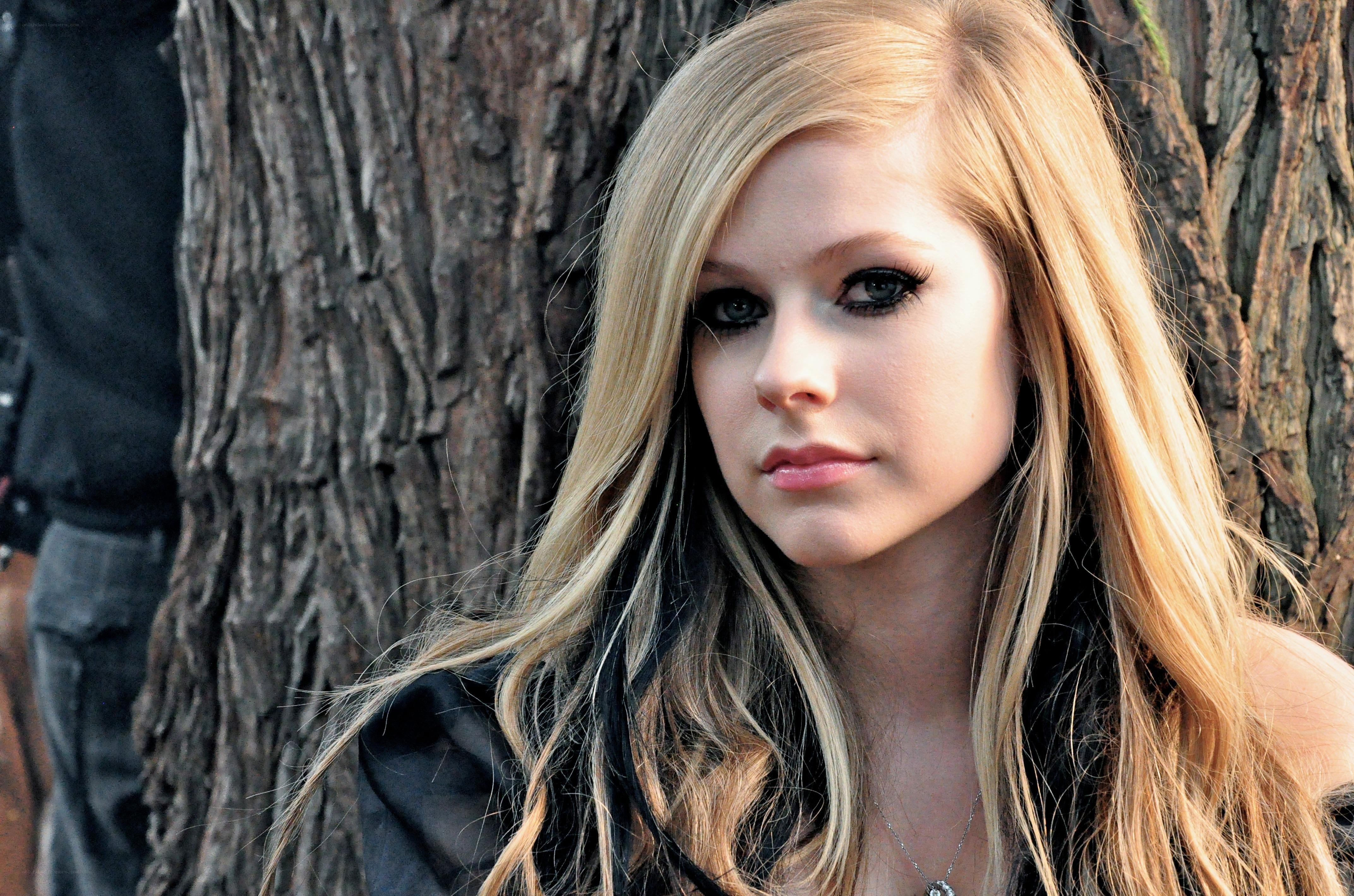 Avril Lavigne by a tree