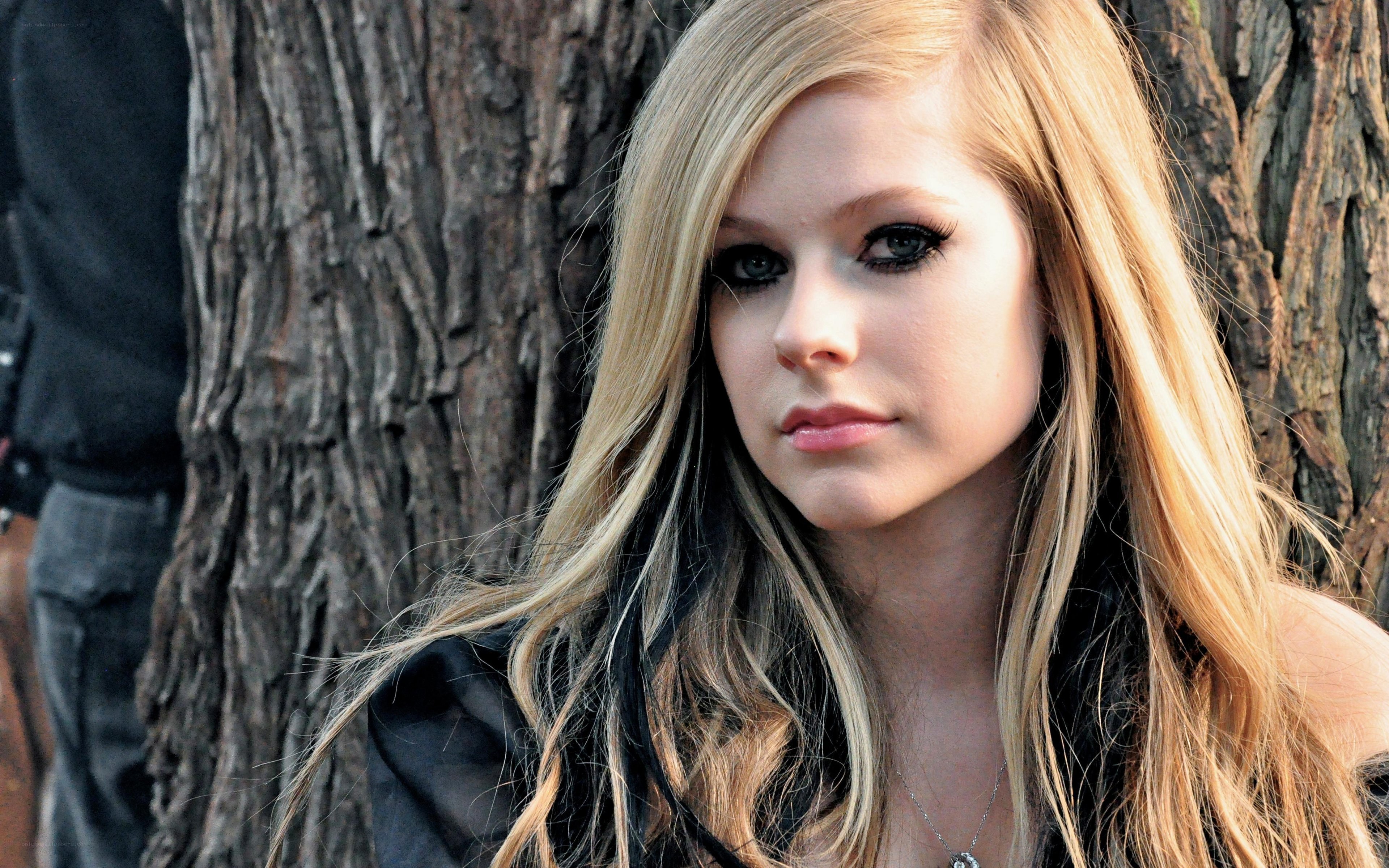 Avril Lavigne by a tree
