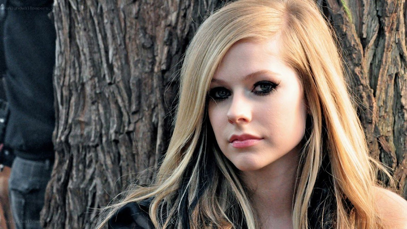 Avril Lavigne by a tree