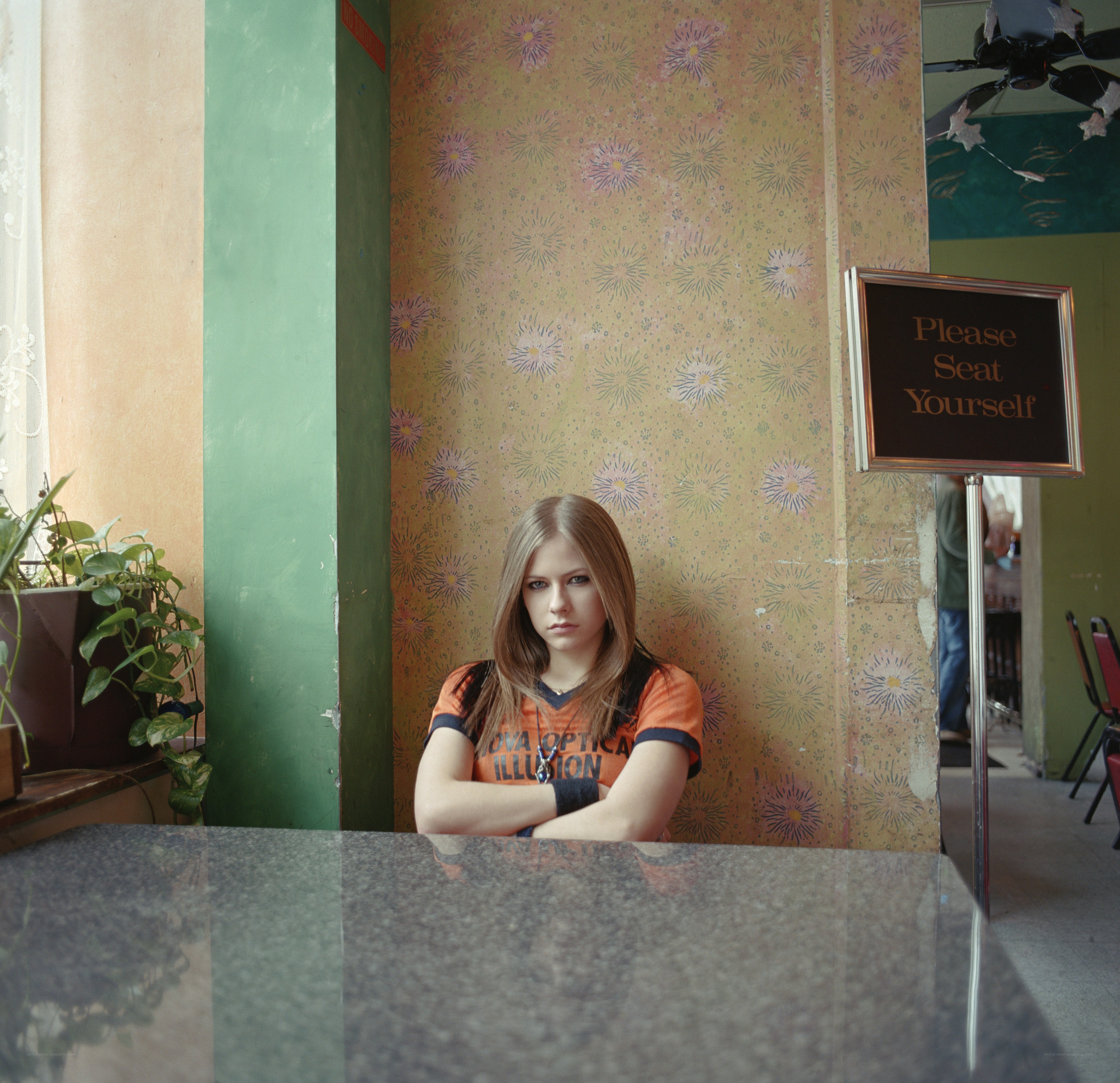 Avril Lavigne in a cafe