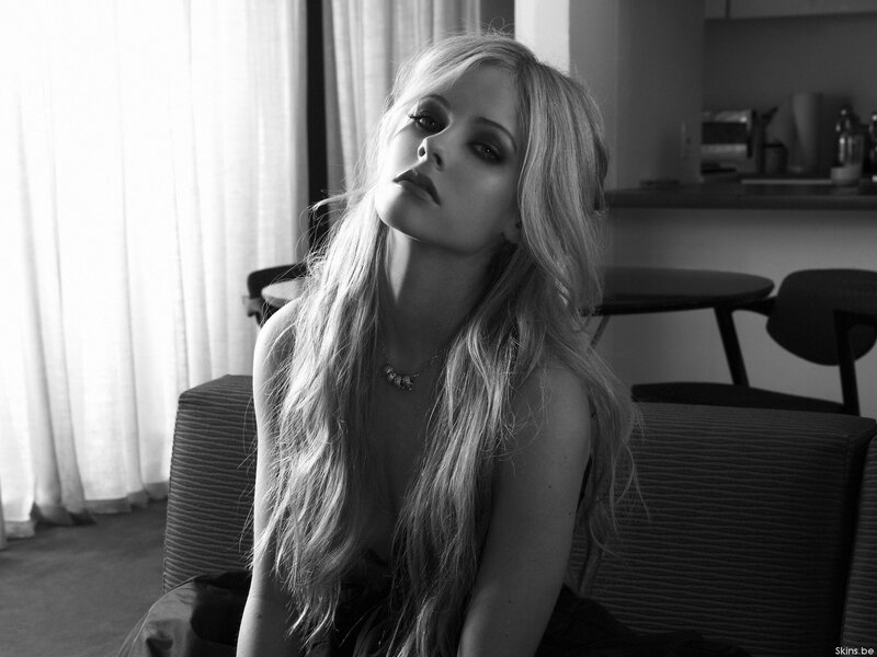 Avril Lavigne in black and white