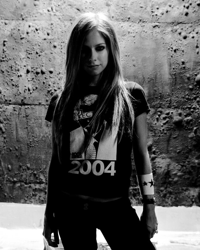 Avril Lavigne in black and white