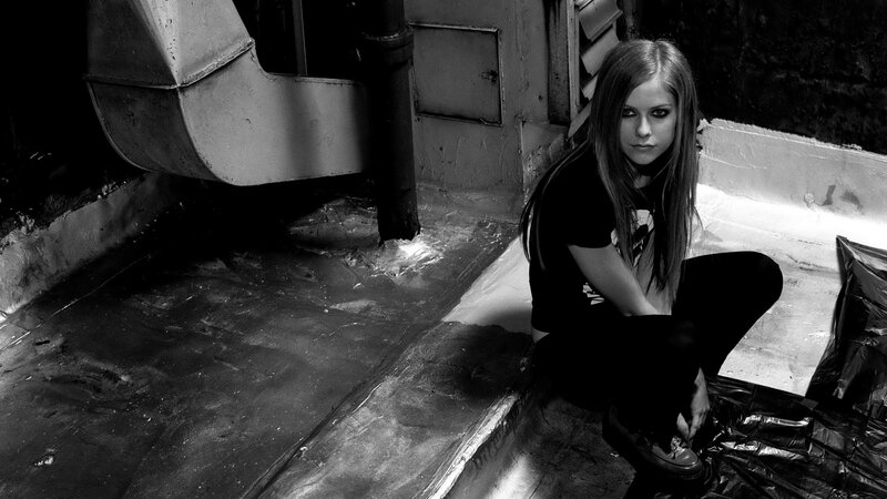 Avril Lavigne in black and white