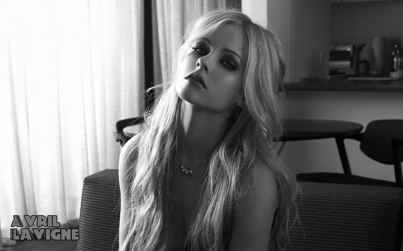 Avril Lavigne in black and white