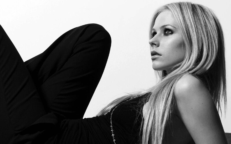 Avril Lavigne in black and white