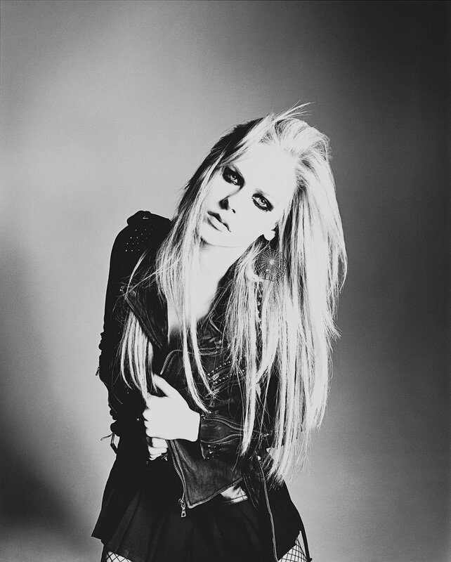 Avril Lavigne in black and white