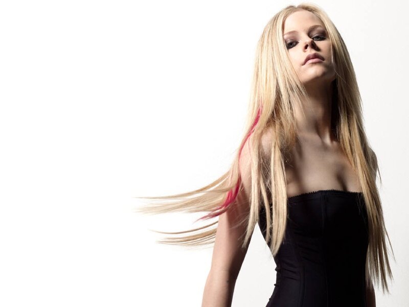 Avril Lavigne in black dress
