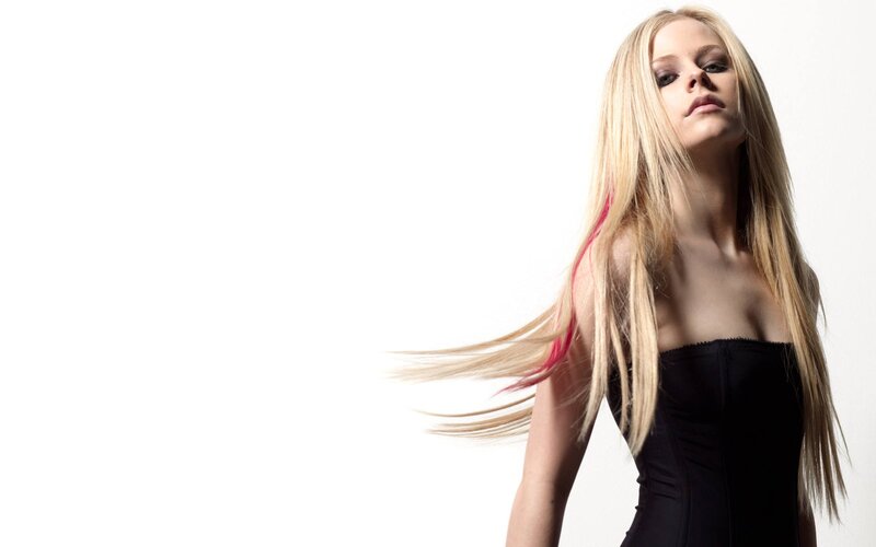 Avril Lavigne in black dress