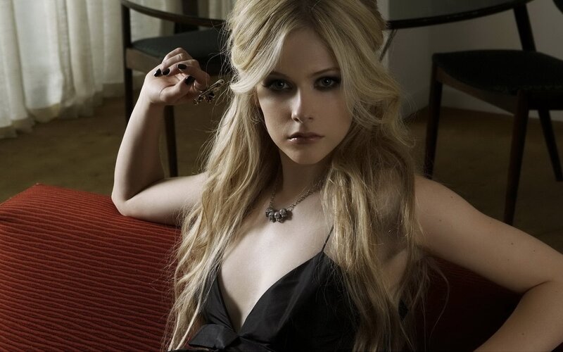 Avril Lavigne in black dress