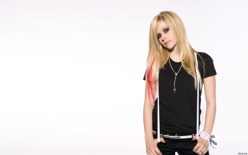 Avril Lavigne in black outfit