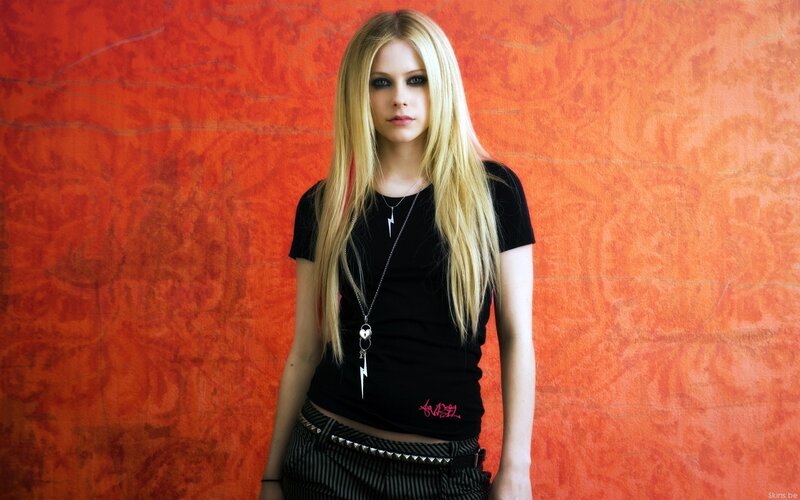 Avril Lavigne in black top