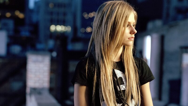 Avril Lavigne in city at night