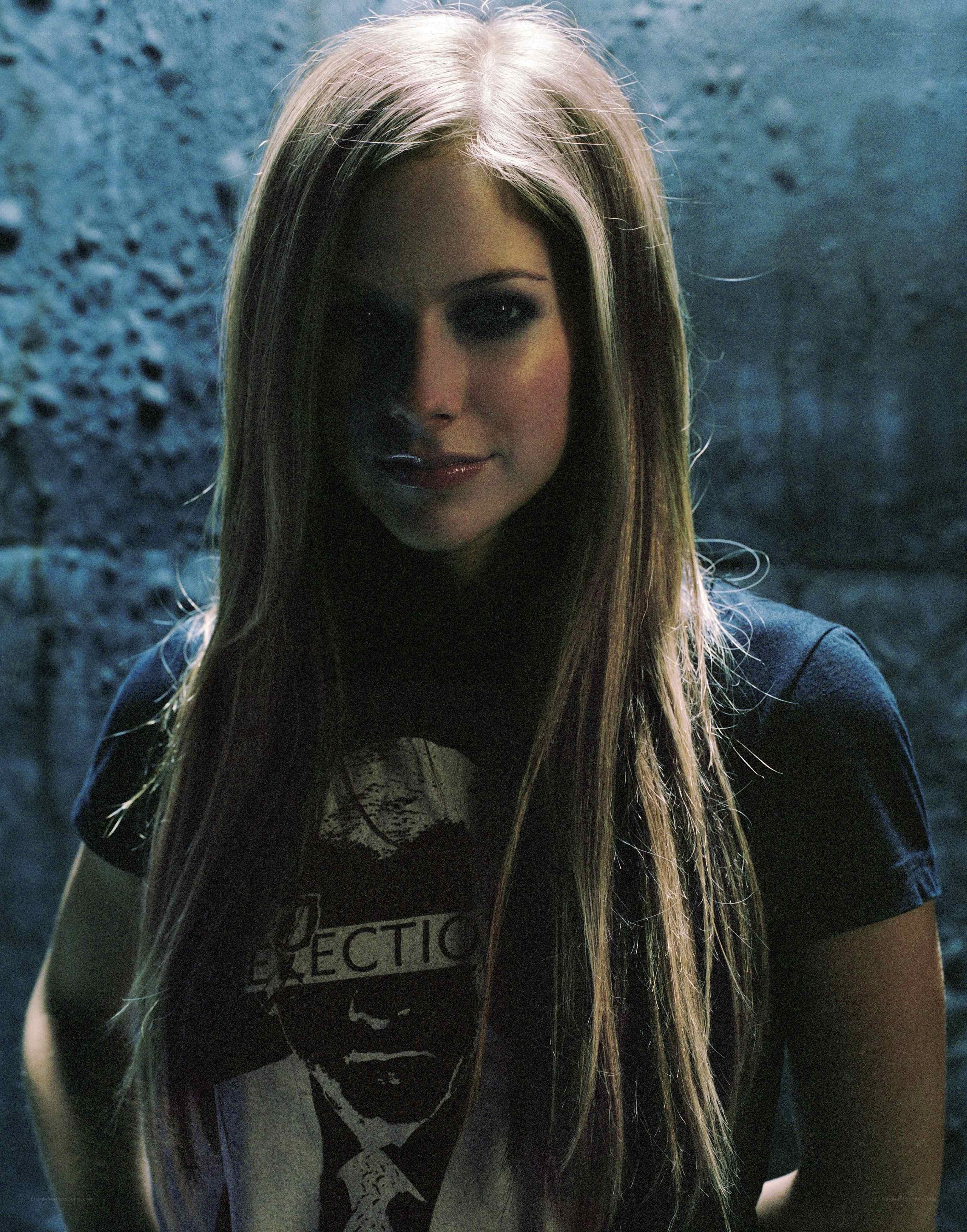 Avril Lavigne in dark setting