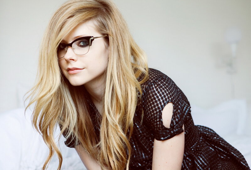 Avril Lavigne in glasses