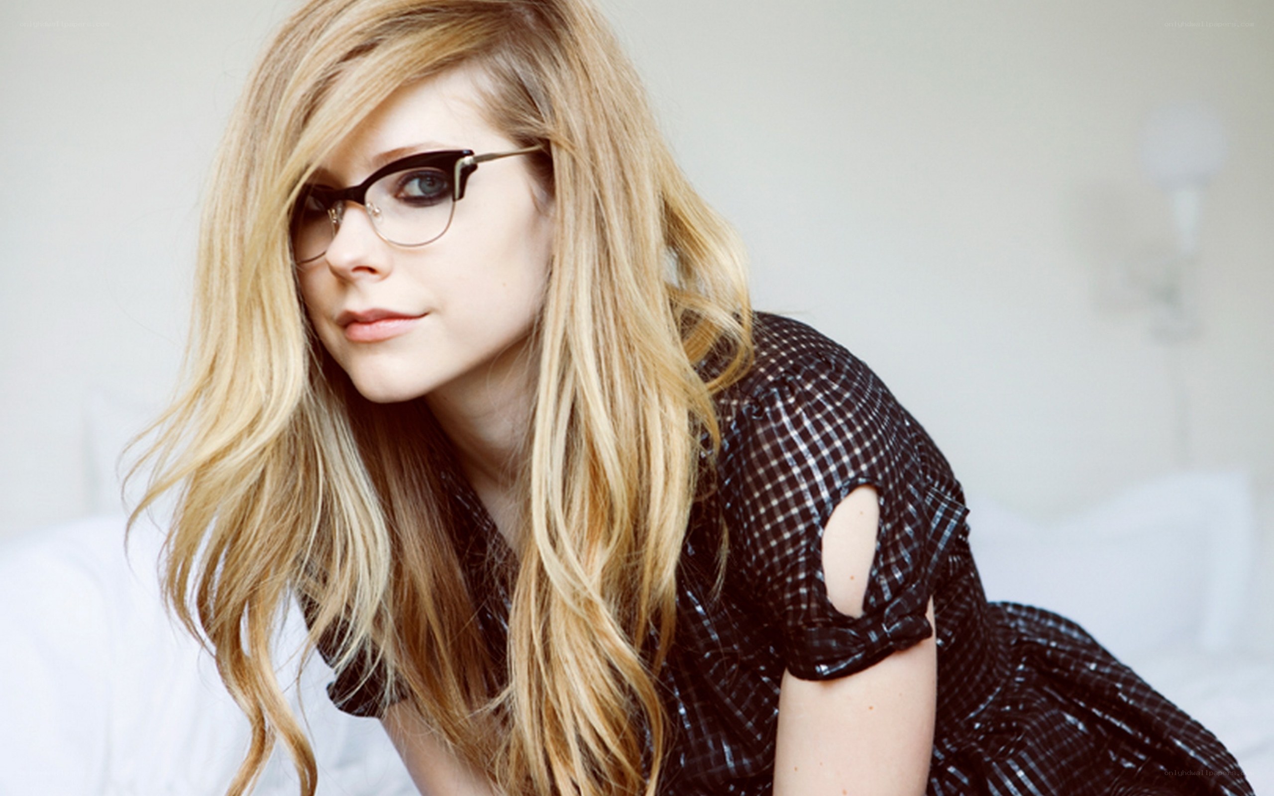 Avril Lavigne in glasses