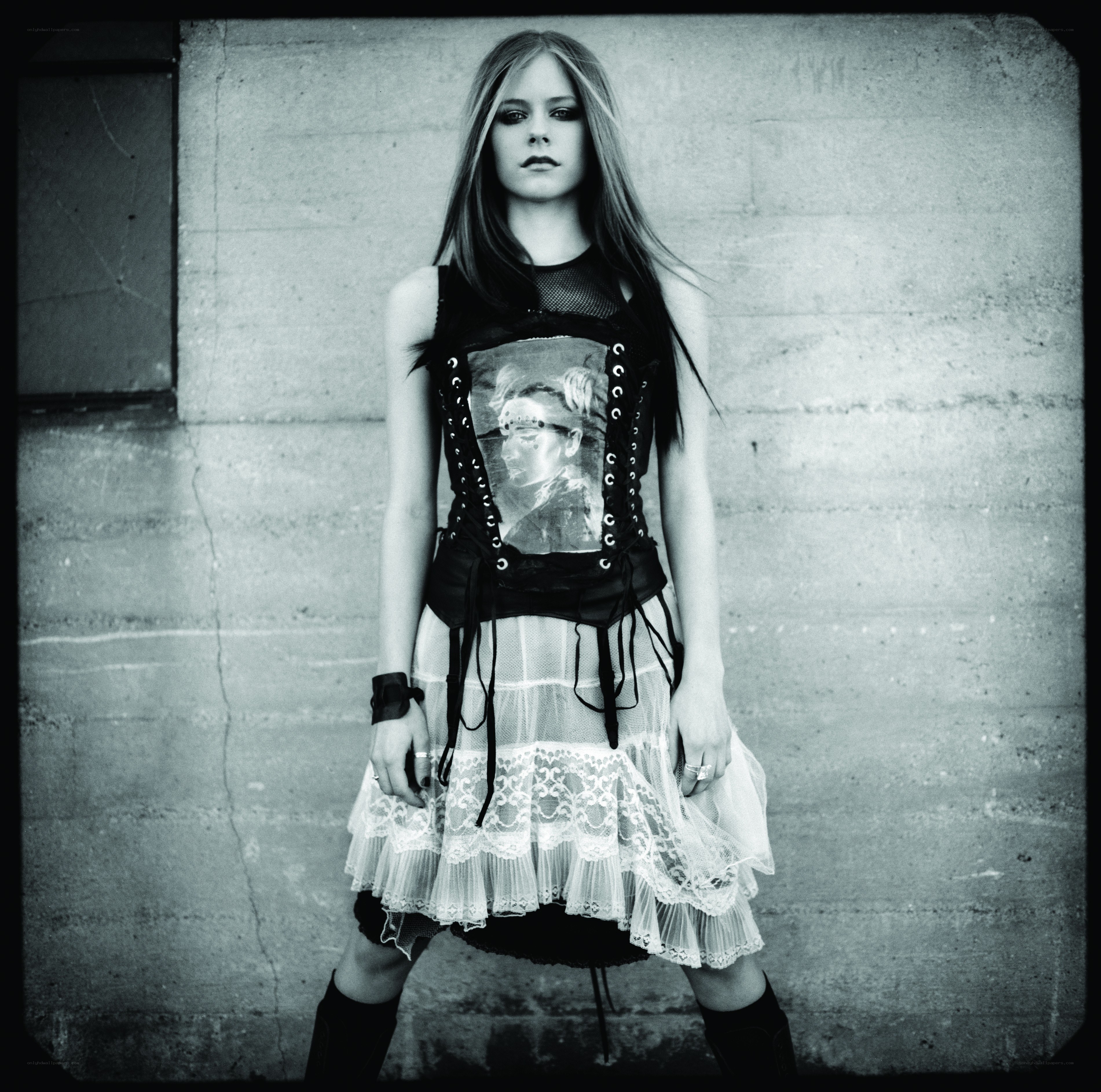 Avril Lavigne in gothic dress