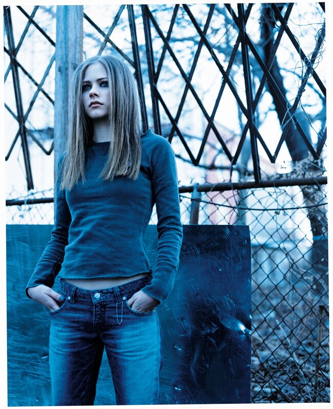 Avril Lavigne in jeans and sweater