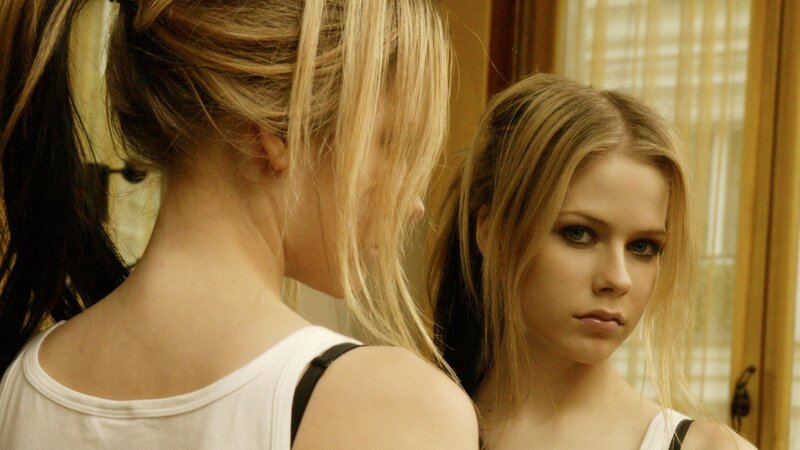 Avril Lavigne in mirror