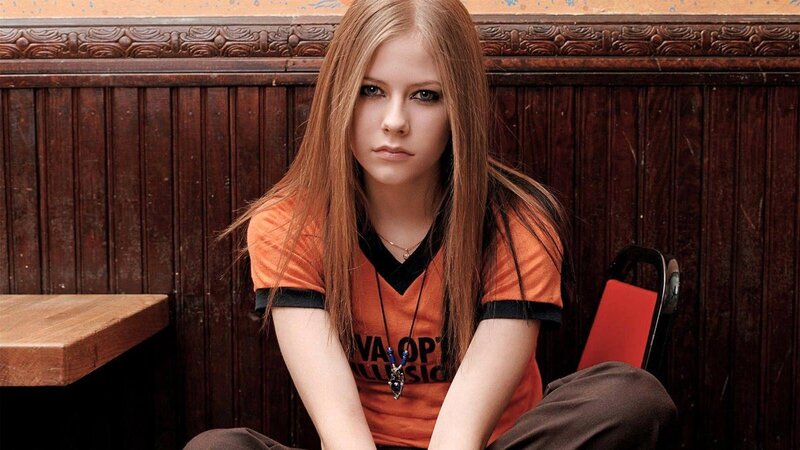 Avril Lavigne in orange shirt