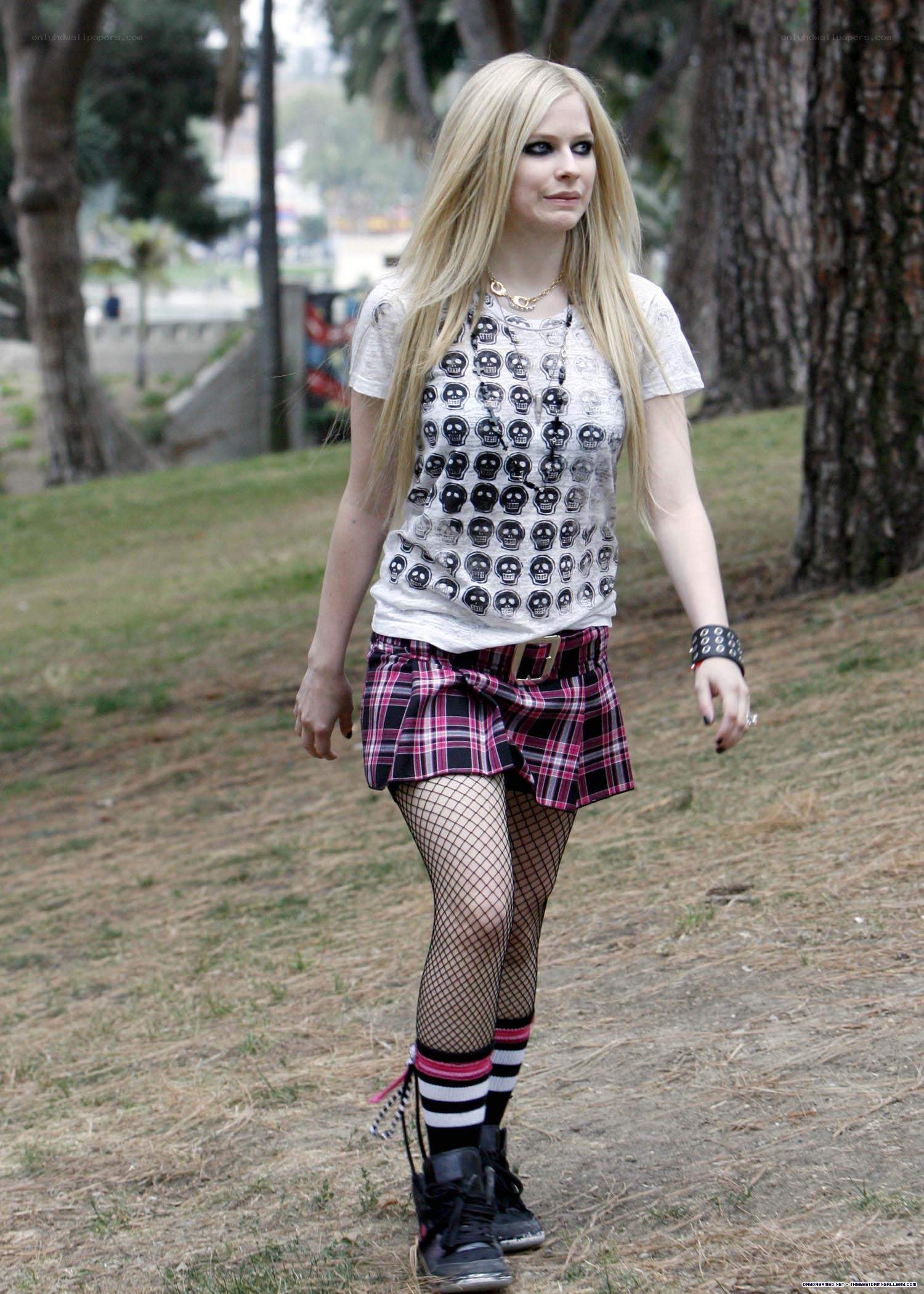 Avril Lavigne in park