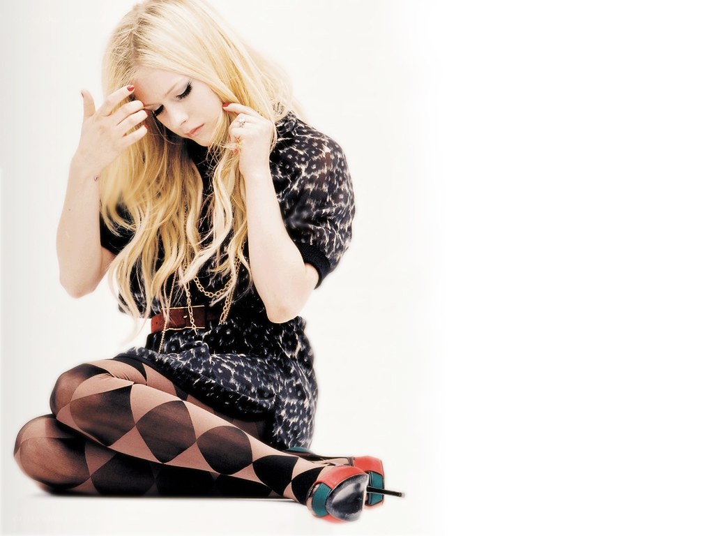 Avril Lavigne in patterned dress