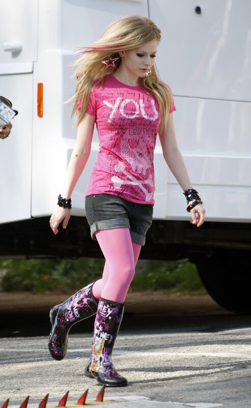 Avril Lavigne in pink outfit