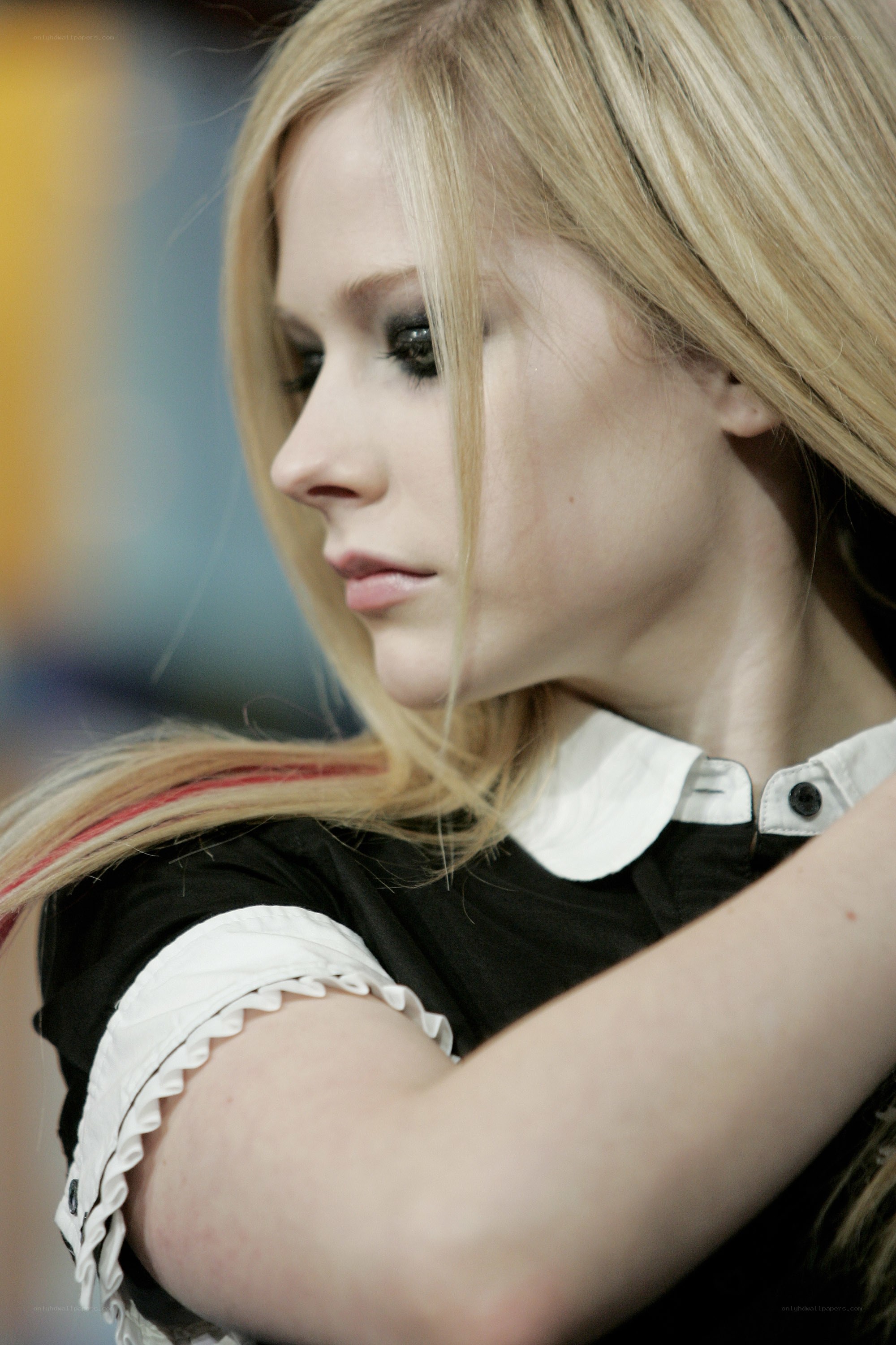 Avril Lavigne in profile