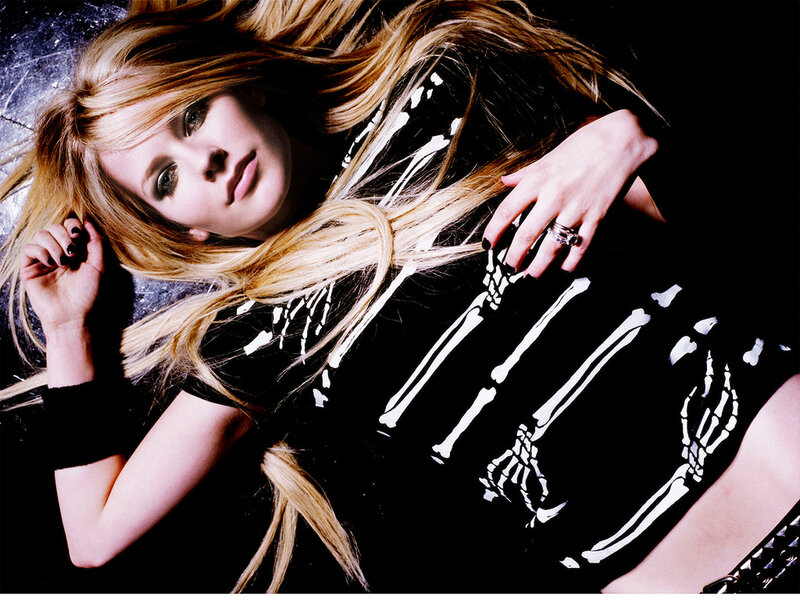 Avril Lavigne in skeleton shirt