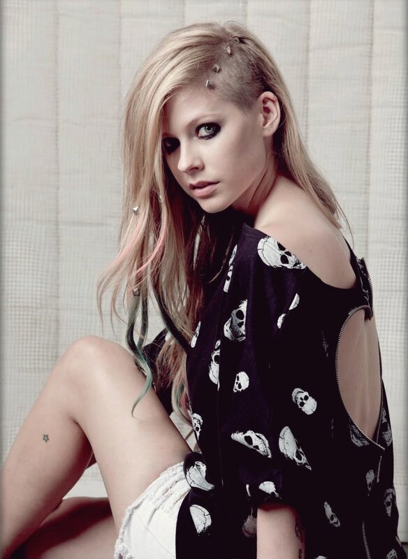 Avril Lavigne in skull shirt